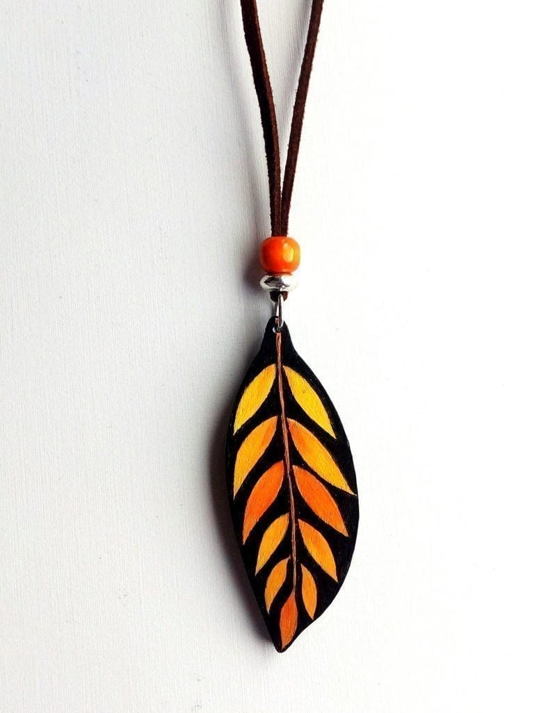 Collar artesanal en forma de hoja_naranja_handmade pendant