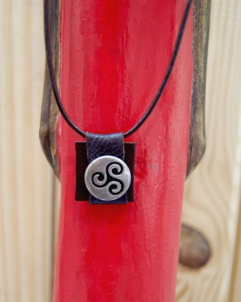 Collar con símbolo celta galeria kupka_celtic symbol pendant in leather necklace