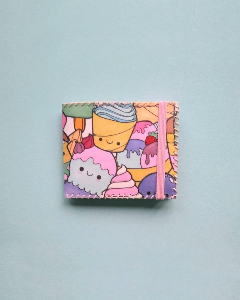 Cartera pequeña mujer papel reciclado | Valéxico Store - small women's wallet in pink with cupcake design (front)
