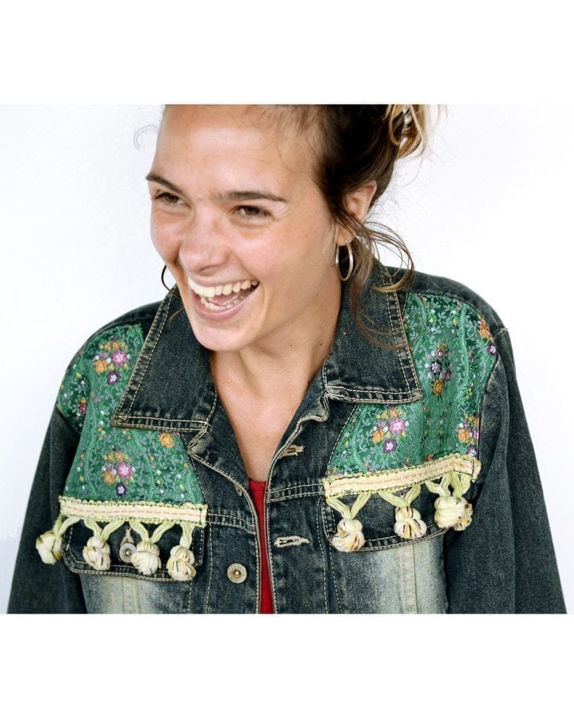 Chaqueta denim customizada con tela fallera - customized jacket with traditional valencian fabric detail