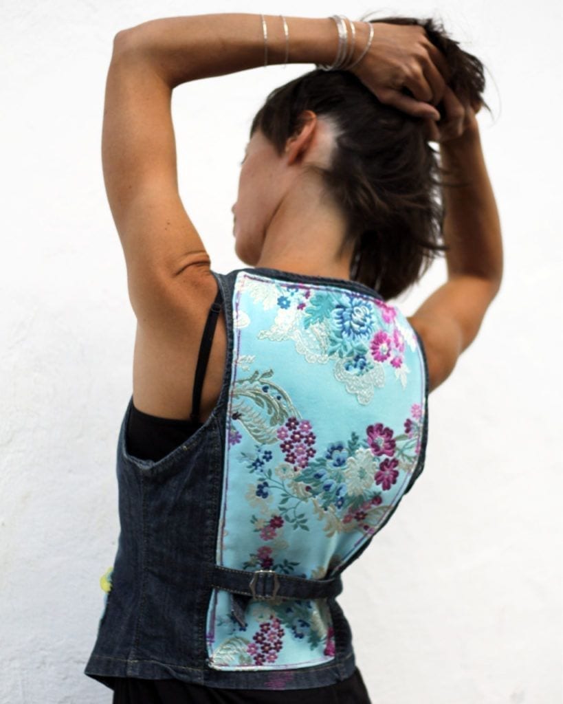 Espalda de chaleco vaquero mujer customizado con tela reciclada valenciana - denim vest customized with traditional valencian fabric from Las Fallas